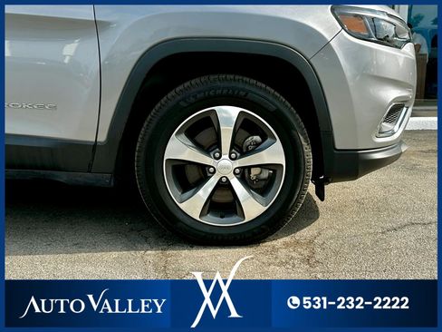 Used 2019 Jeep Cherokee Limited image 9