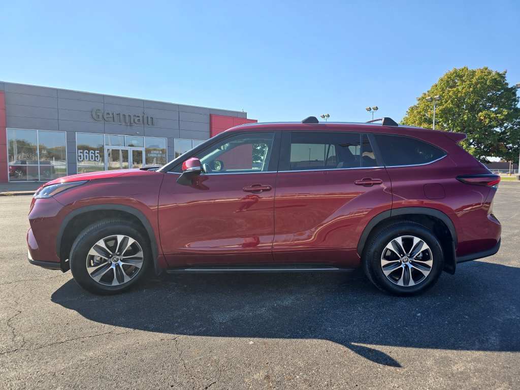 Used 2024 Toyota Highlander XLE AWD/4WD image 13