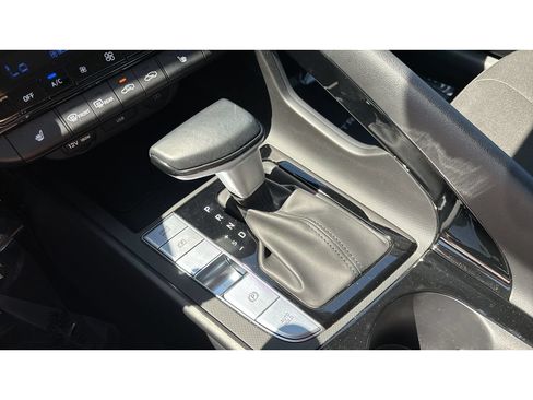 Certified 2025 Hyundai Elantra SEL FWD image 17