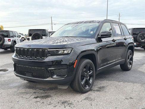 Used 2024 Jeep Grand Cherokee Laredo AWD/4WD image 2