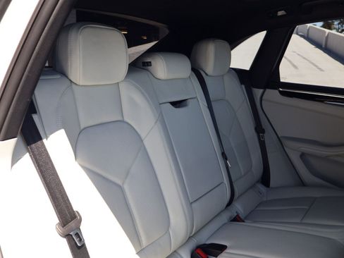 Certified 2025 Porsche Macan AWD/4WD image 23