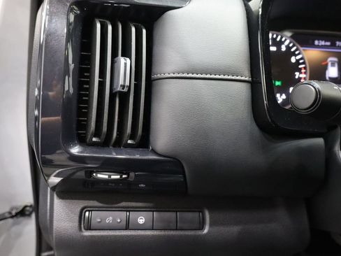 Used 2024 Nissan Pathfinder SV image 19