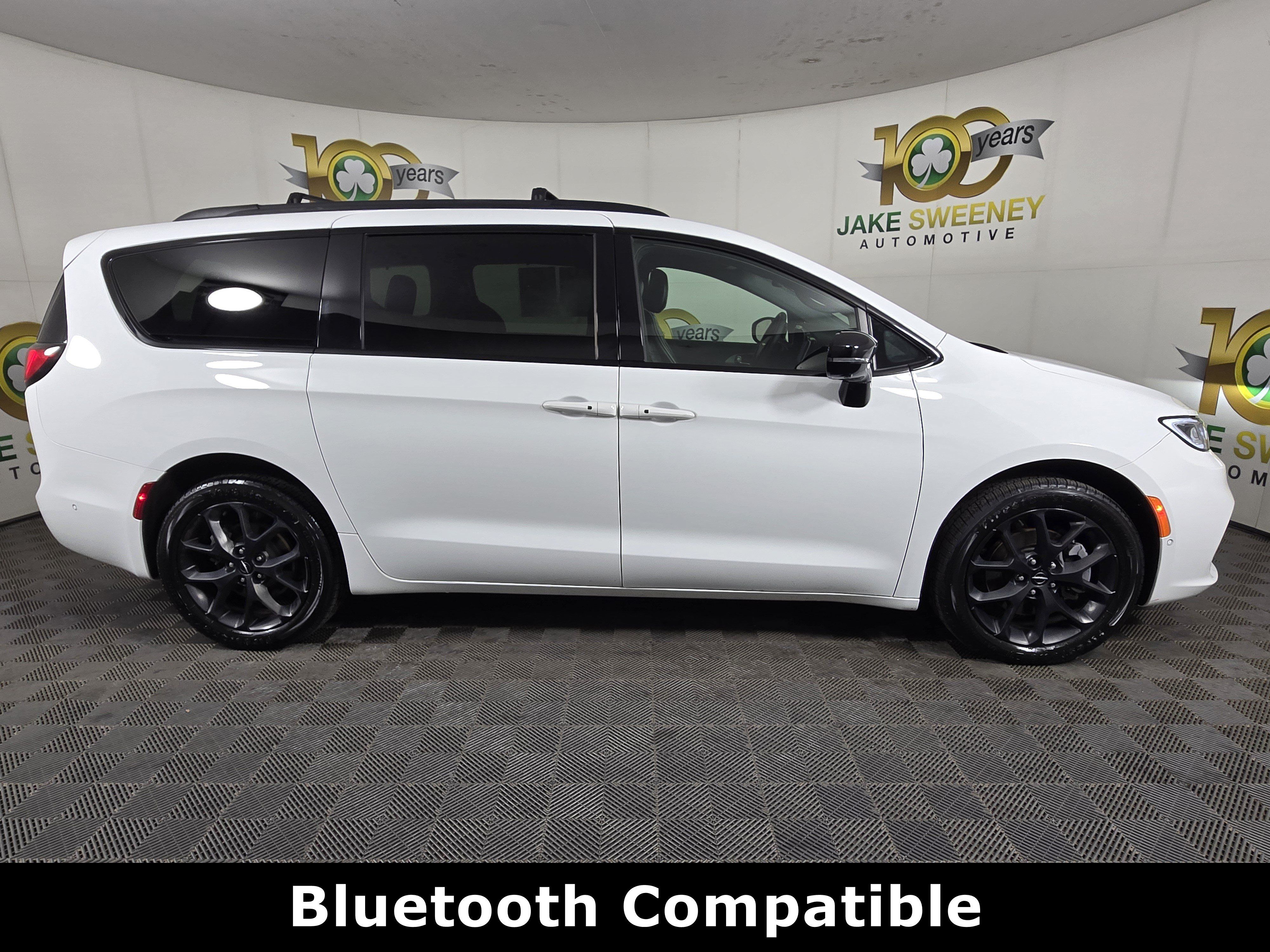 Certified 2023 Chrysler Pacifica Limited w/ S Appearance Package AWD/4WD image 11