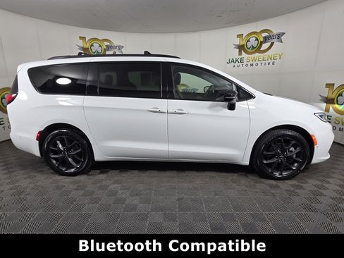 Certified 2023 Chrysler Pacifica Limited w/ S Appearance Package AWD/4WD image 11