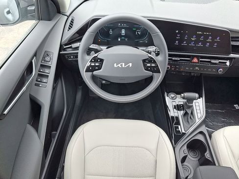 Certified 2025 Kia Niro EX image 13