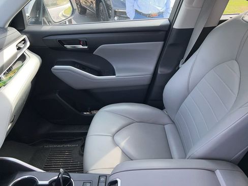 Used 2020 Toyota Highlander XLE image 16