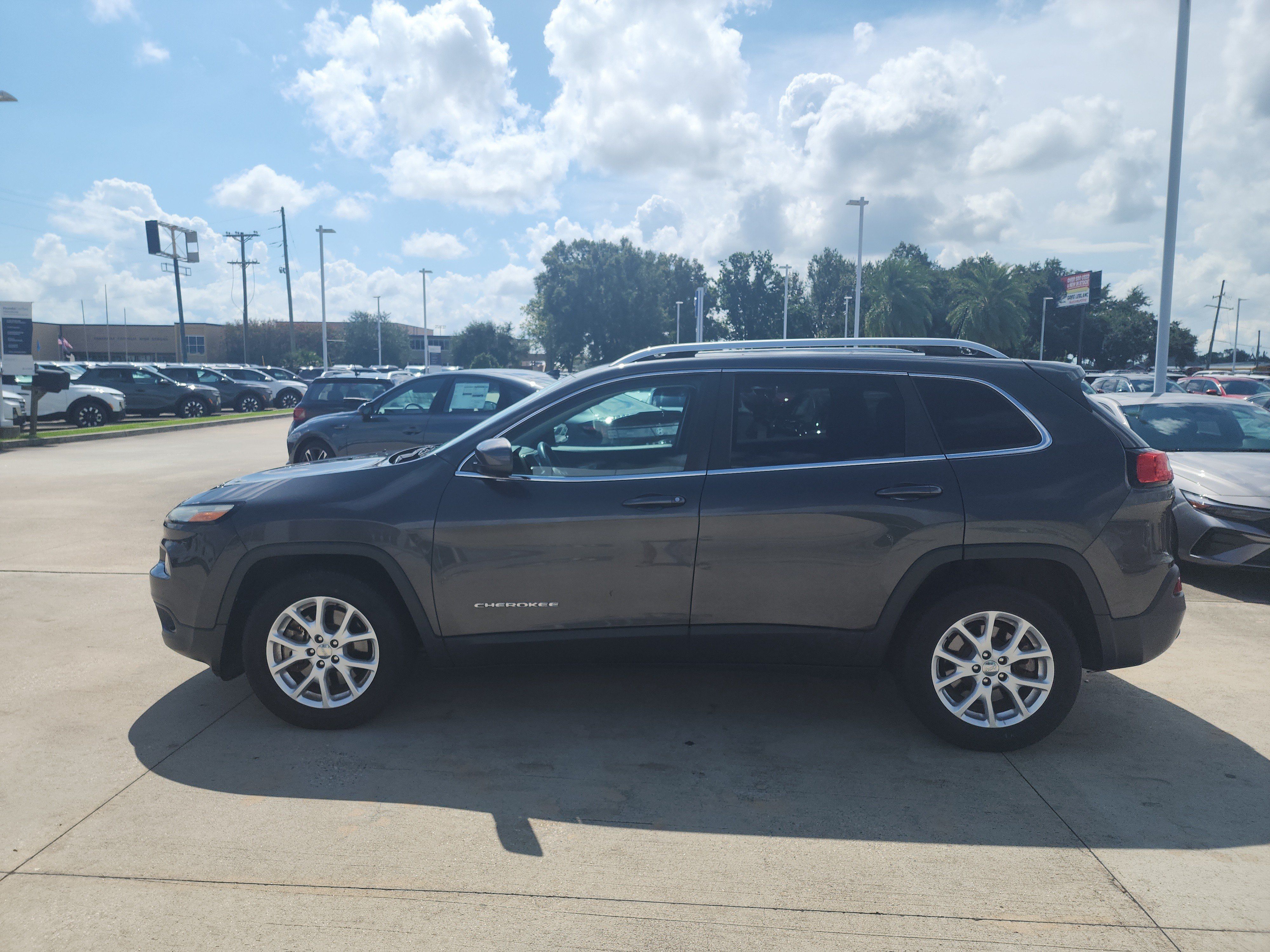 Used 2016 Jeep Cherokee Latitude w/ Comfort & Sound Group FWD image 4