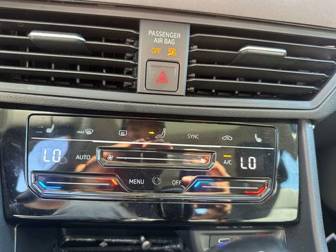 Used 2025 Volkswagen Jetta SE FWD image 18