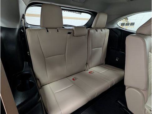 Used 2021 Toyota Highlander XLE AWD/4WD image 18