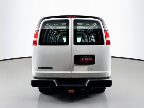Used 2022 Chevrolet Express 3500 w/ Driver Convenience Package RWD image 4