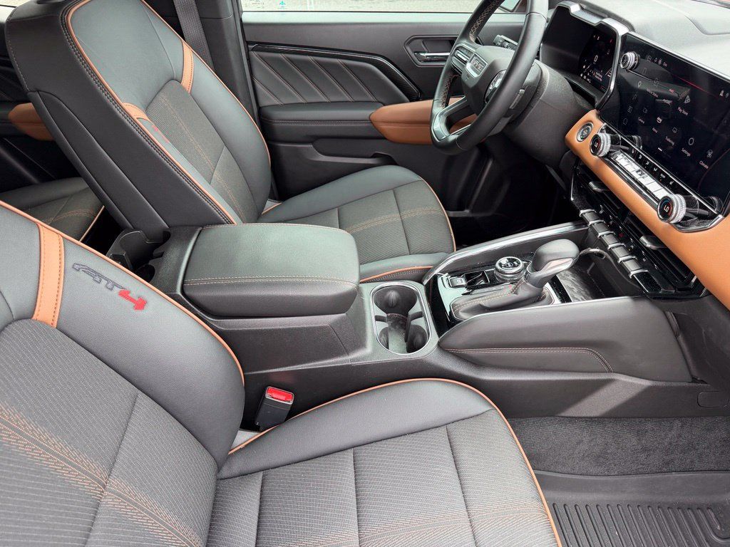 Used 2025 GMC Canyon AT4 w/ Nightfall Edition AWD/4WD image 15