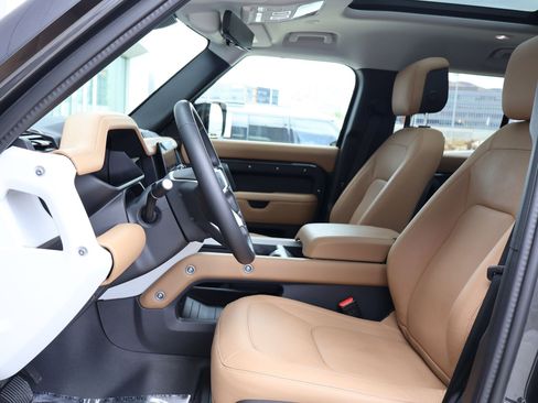 Used 2025 Land Rover Defender 130 X-Dynamic SE image 24