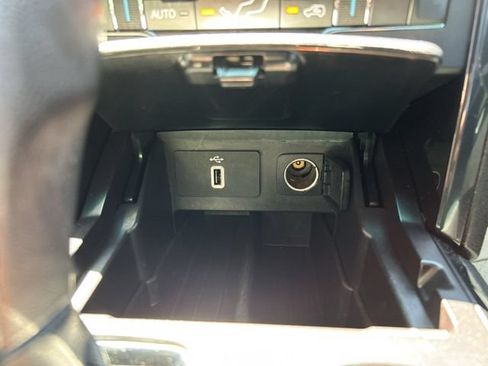 Used 2017 Ford Explorer XLT w/ Equipment Group 202A AWD/4WD image 44