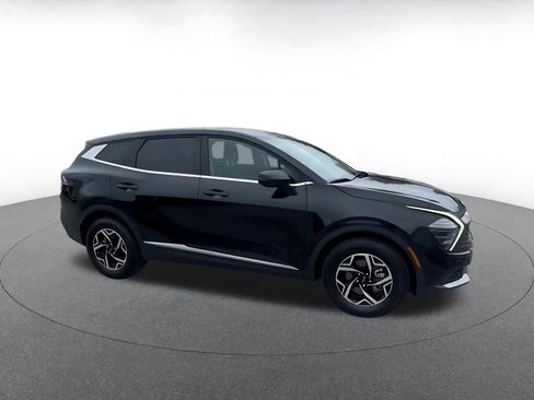Used 2025 Kia Sportage LX FWD image 2