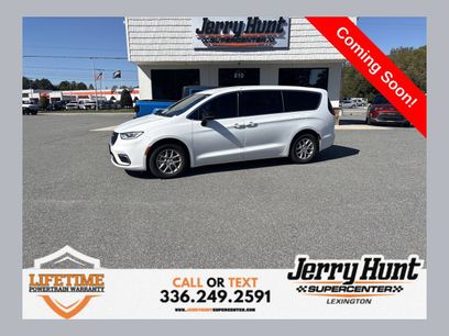 Used 2025 Chrysler Pacifica Select