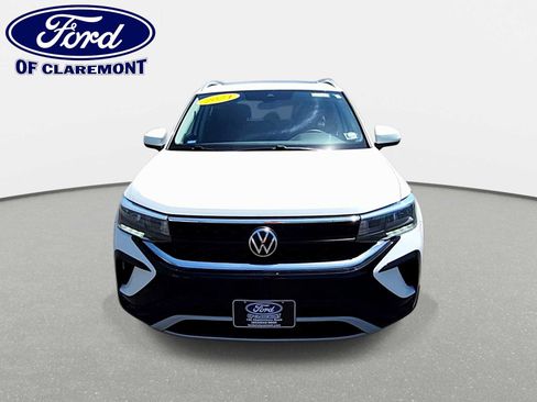 Used 2024 Volkswagen Taos SE AWD/4WD image 3