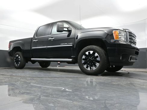 Used 2011 GMC Sierra 2500 Denali w/ Suspension Package, Off-Road AWD/4WD image 31