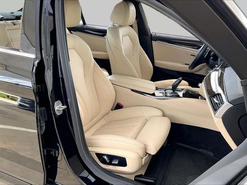 Used 2018 BMW 530i xDrive w/ Premium Package AWD/4WD image 9