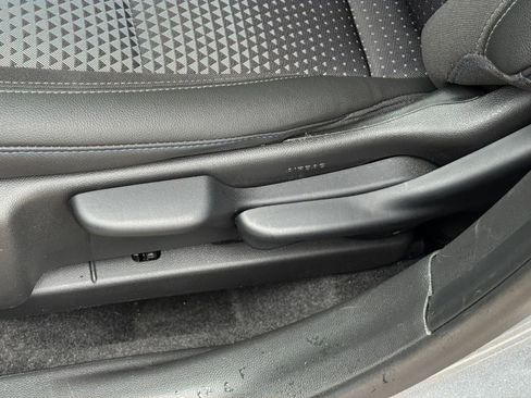 Used 2025 Chevrolet Trax LT FWD image 22