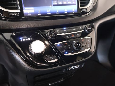 Used 2025 Chrysler Voyager LX FWD image 7