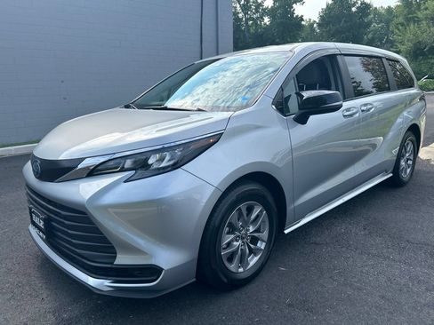 Used 2024 Toyota Sienna LE FWD image 15