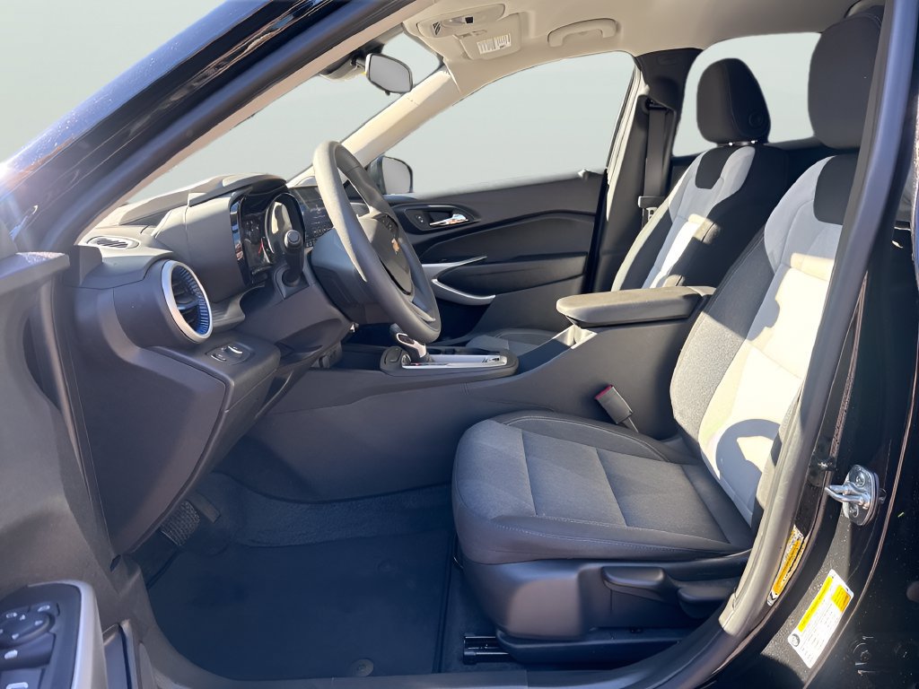 Used 2025 Chevrolet Trax LS FWD image 13