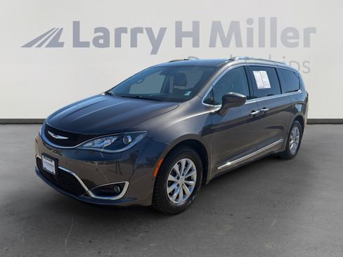Used 2018 Chrysler Pacifica Touring-L Plus FWD image 1