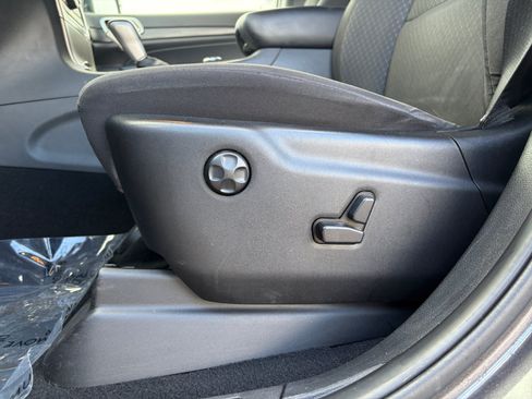 Used 2019 Jeep Grand Cherokee Laredo AWD/4WD image 14