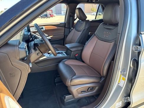 Used 2022 Ford Explorer King Ranch w/ Premium Technology Package image 4