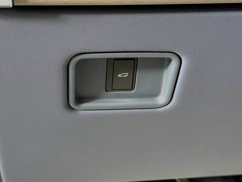 New 2025 Land Rover Range Rover SV image 10