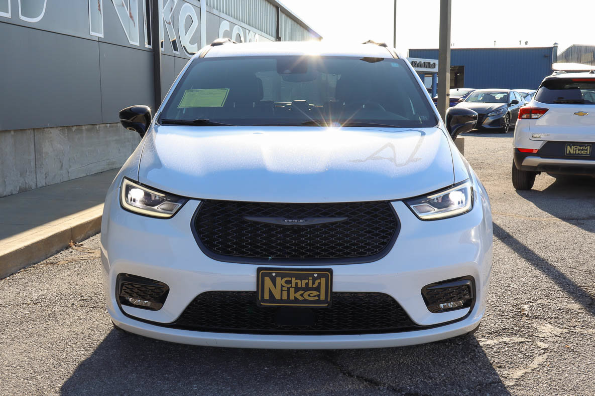 Used 2025 Chrysler Pacifica Limited FWD image 2