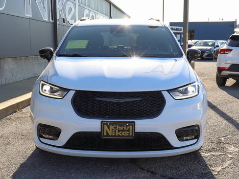 Used 2025 Chrysler Pacifica Limited FWD image 2