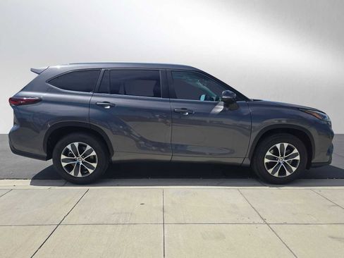 Certified 2025 Toyota Highlander XLE FWD image 2