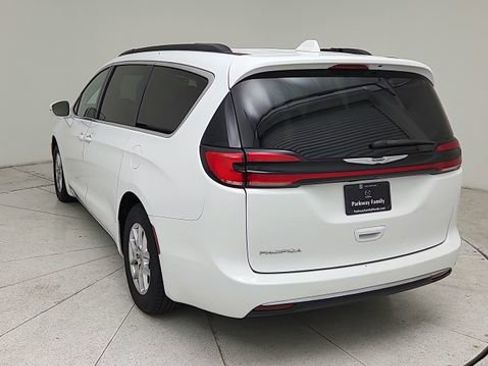 Used 2022 Chrysler Pacifica Touring-L FWD image 4