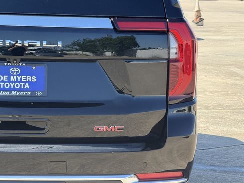 Used 2025 GMC Yukon Denali AWD/4WD image 9