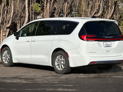 Used 2024 Chrysler Pacifica Touring-L image 6