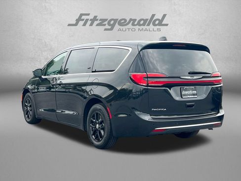 Used 2023 Chrysler Pacifica Touring-L FWD image 9