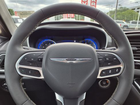 Used 2025 Chrysler Pacifica Select FWD image 19