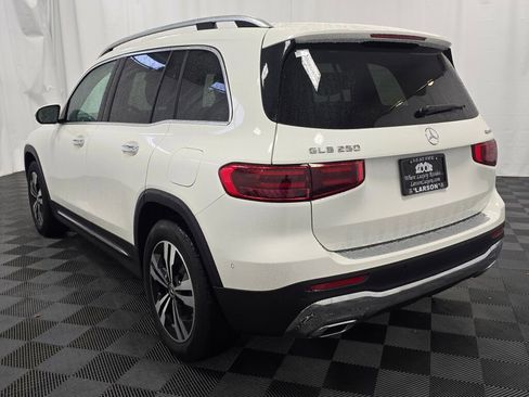 Used 2025 Mercedes-Benz GLB 250 4MATIC image 4