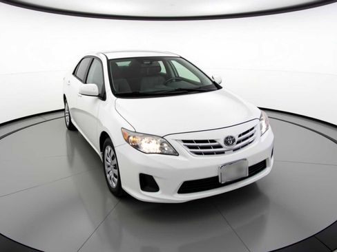 Used 2013 Toyota Corolla LE image 3