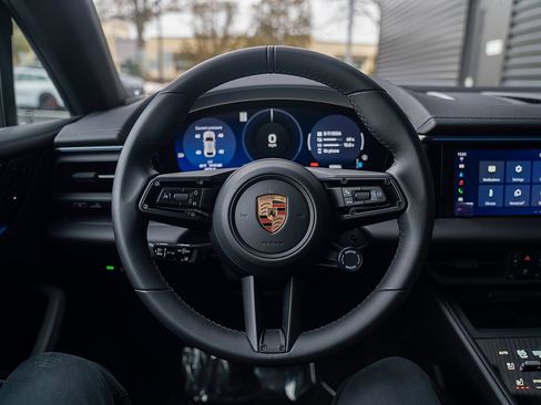 Certified 2025 Porsche Macan 4 Electric image 6