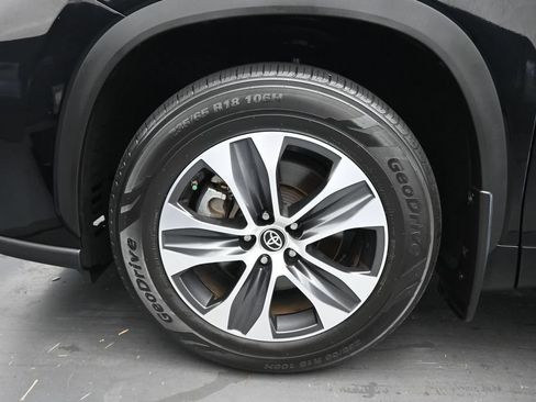 Used 2020 Toyota Highlander XLE AWD/4WD image 64