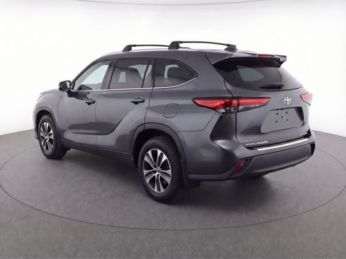 Used 2023 Toyota Highlander XLE image 4