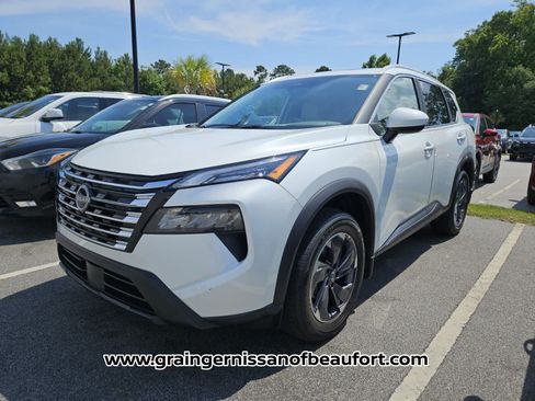 Used 2026 Nissan Rogue SV w/ SV Premium Package FWD image 5