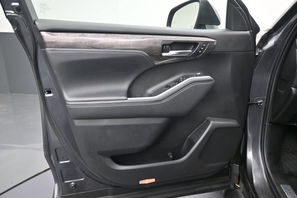 Used 2023 Toyota Highlander Limited FWD image 11