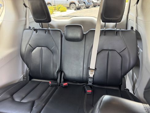 Used 2023 Chrysler Pacifica Touring-L FWD image 12