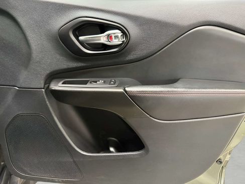 Used 2021 Jeep Cherokee Trailhawk AWD/4WD image 9