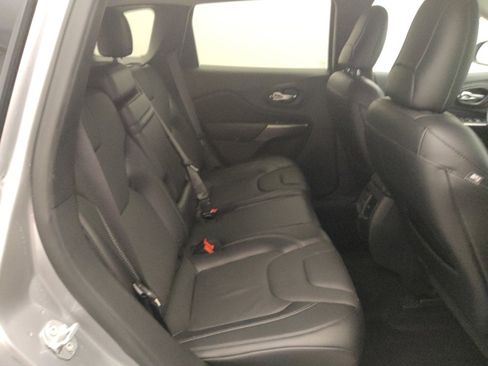 Used 2019 Jeep Cherokee Limited image 19