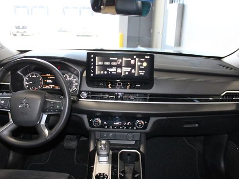 Used 2025 Mitsubishi Outlander SE AWD/4WD image 13