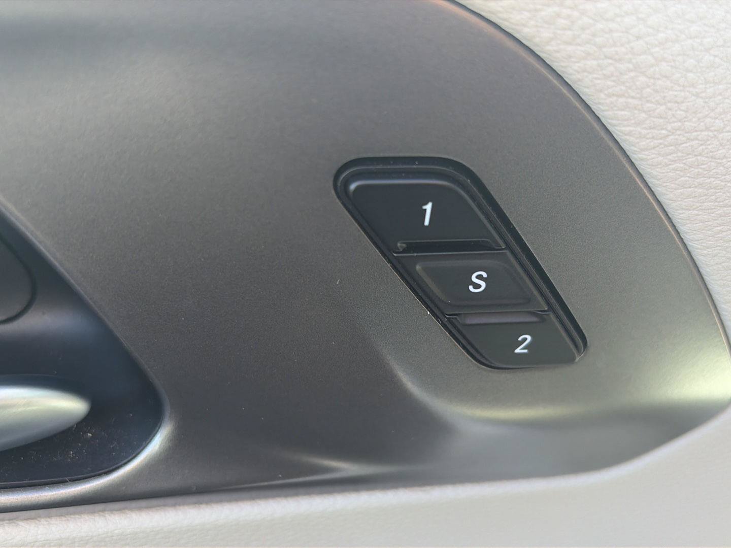 Used 2024 Chrysler Pacifica Touring-L FWD image 10